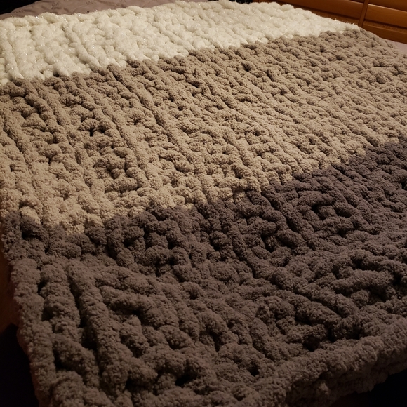Chunky Knit Blanket - Picture 8 of 8